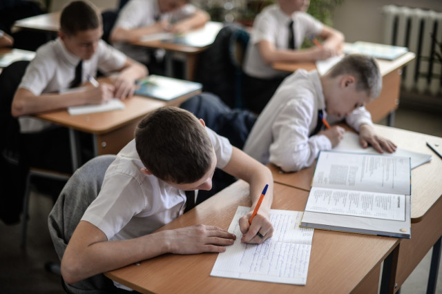 Росіяни забирають дітей на тимчасово окупованих територіях у табори Росіяни забирають дітей на тимчасово окупованих територіях у табори