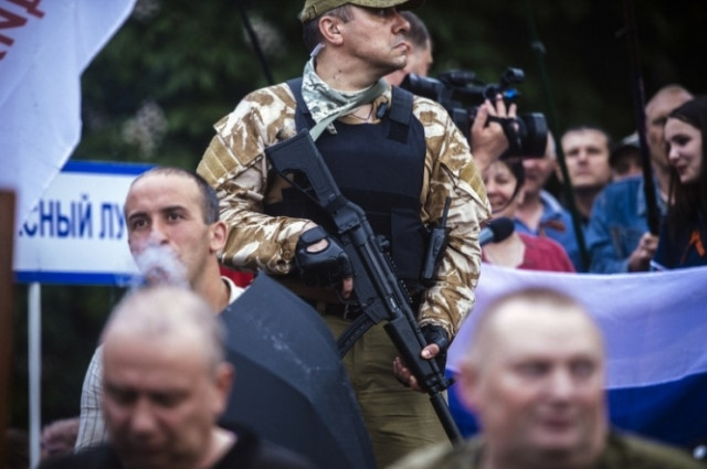 Окупанти на Луганщині забороняють місцевим мешканцям спілкуватися з родичами в Україні Окупанти на Луганщині забороняють місцевим мешканцям спілкуватися з родичами в Україні