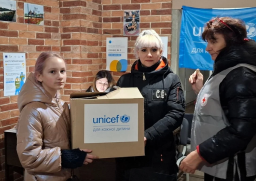 У Харкові ВПО з Бахмутської громади, Соледара та Торецька отримали дитячі зимові речі