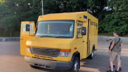Волонтери на Донеччині отримали броньований автомобіль від благодійників з Великої Британії