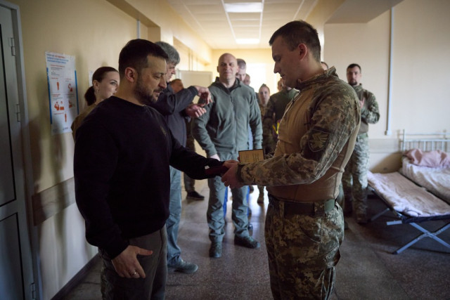 Президент України Володимир Зеленський відвідав поранених військових у Донецькій області
