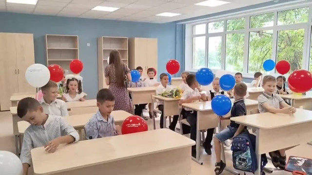 В Маріуполі учні отримали від загарбників набір пропагандистських матеріалів В Маріуполі учні отримали від загарбників набір пропагандистських матеріалів