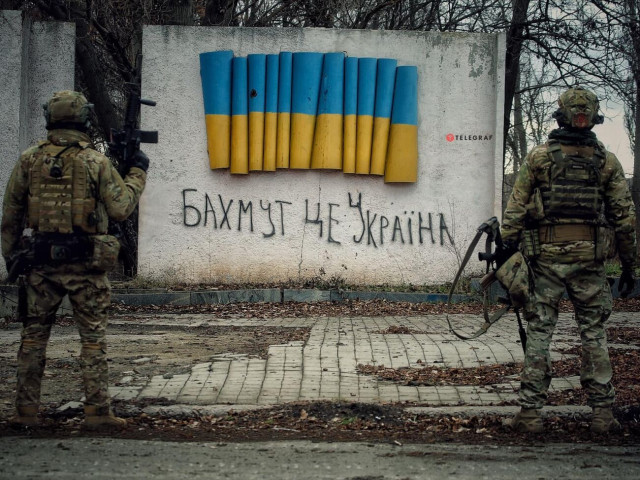 Автор надпису "Бахмут - це Україна" розповів про свій стінопис Автор надпису "Бахмут - це Україна" розповів про свій стінопис