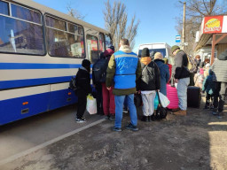 З небезпечних територій Донецької області евакуювали сім'ї з дітьми