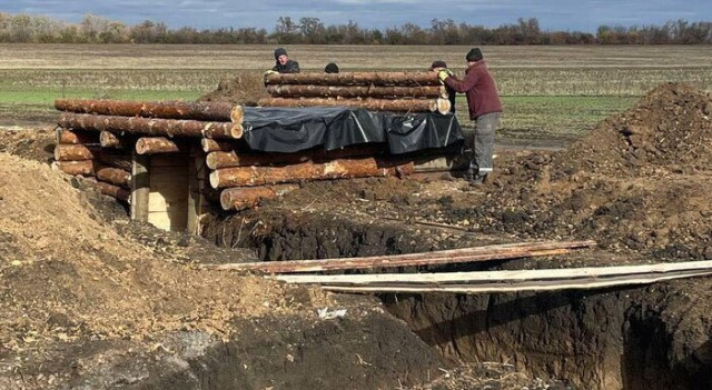 Закарпатські освітяни долучилися до будівництва оборонних споруд на Донеччині