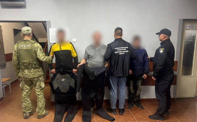 Мешканець Донеччини та двоє спільників намагалися перепливти Тису в гідрокостюмах Мешканець Донеччини та двоє спільників намагалися перепливти Тису в гідрокостюмах