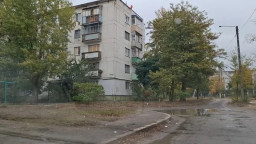 В Лисичанську окупанти покинули недоремонтовану багатоповерхівку під дощем