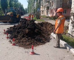Комунальники Покровська відновлюють пошкоджений трубопровід на вулиці Данила Шумука