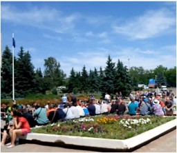 В Антраците люди вышли на пикет с требованием отпустить задержанных шахтеров