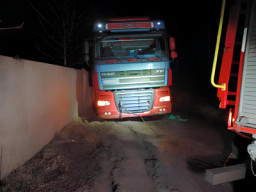 У Покровському районі рятувальники витягли із багнюки вантажівку