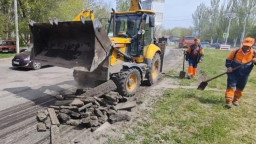 В окупованому Луганську ремонтують дороги: роботи можуть бути пов&rsquo;язані з військовою логістикою РФ