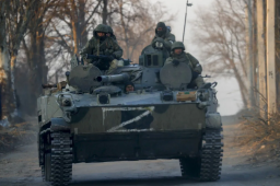 Незвична тенденція: ворог щодня перекидає військову техніку через Маріуполь у Курахове