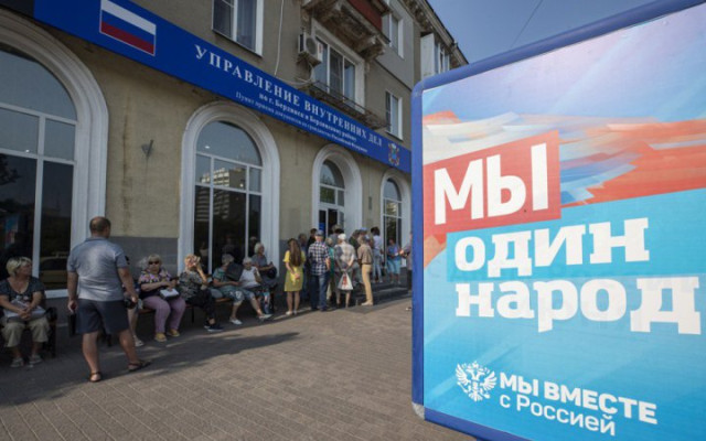 Українські партизани в Луганську нищать матеріали пропагандистів Українські партизани в Луганську нищать матеріали пропагандистів