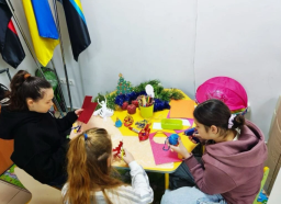 У хабах Торецької громади з'явилися прикрашені ялинки, створені переселенцями
