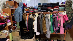 Переселенці з Покровської громади можуть безкоштовно отримати одяг у Дніпрі: деталі