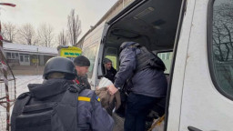 Поліція врятувала 73-річну жінку з Добропілля: вона жила в квартирі без вікон, світла і води