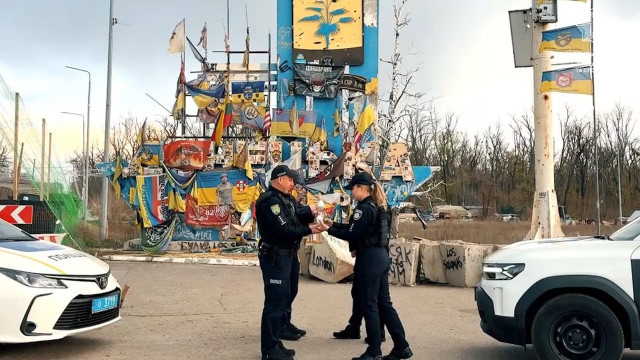 Благодатний вогонь доправили на Донеччину та передали бійцям бригади "Хижак"