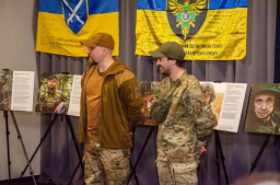 Донецький краєзнавчий музей організував у Дніпрі виставку «Обличчя спротиву» (ФОТО)