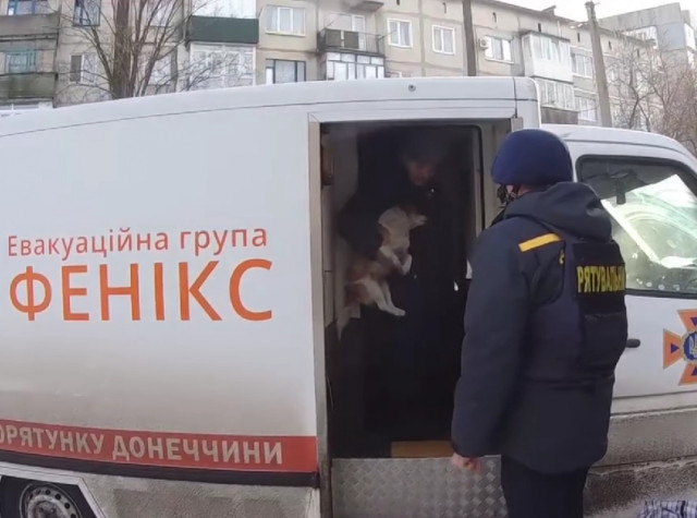 Евакуація з Авдіївки триває: рятувальники групи «ФЕНІКС» вивезли двох людей і собаку