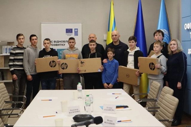 Учням Донеччини надали ноутбуки від проєкту "Разом до успіху: якісна освіта для соціально вразливих" Учням Донеччини надали ноутбуки від проєкту "Разом до успіху: якісна освіта для соціально вразливих"