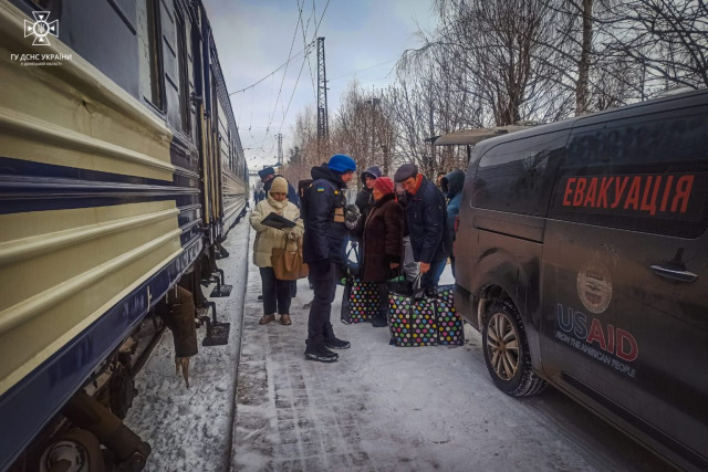 Українські рятувальники вивезли з Донеччини ще 4 особи Українські рятувальники вивезли з Донеччини ще 4 особи