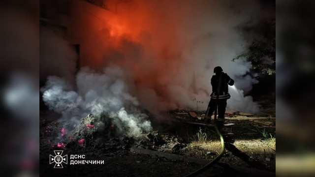 У Слов’янську горіли адмінбудівля та підприємство після нічного обстрілу У Слов’янську горіли адмінбудівля та підприємство після нічного обстрілу
