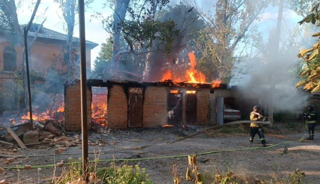 У Костянтинівці рятувальники ДСНС потрапили під ворожий обстріл під час гасіння пожежі У Костянтинівці рятувальники ДСНС потрапили під ворожий обстріл під час гасіння пожежі