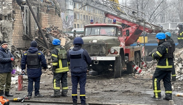 Тривають роботи з розбору завалів зруйнованої будівлі в Новогродівці