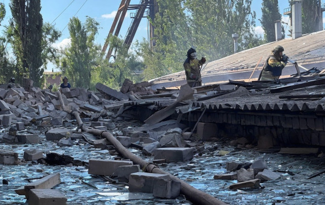 У Донецьку через обстріл пошкоджено адміністративні будівлі шахти Засядька (ФОТО) У Донецьку через обстріл пошкоджено адміністративні будівлі шахти Засядька (ФОТО)