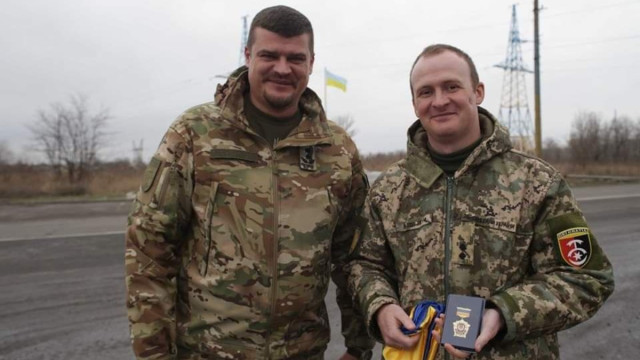 Артем Лисогор вручив нагороду «Захисник Луганщини» луганському журналісту