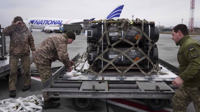 США припинили постачання зброї Україні через нестачу власних запасів: подробиці