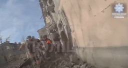 Патрульні та рятувальники врятували чоловіка після авіаудару по Добропіллю