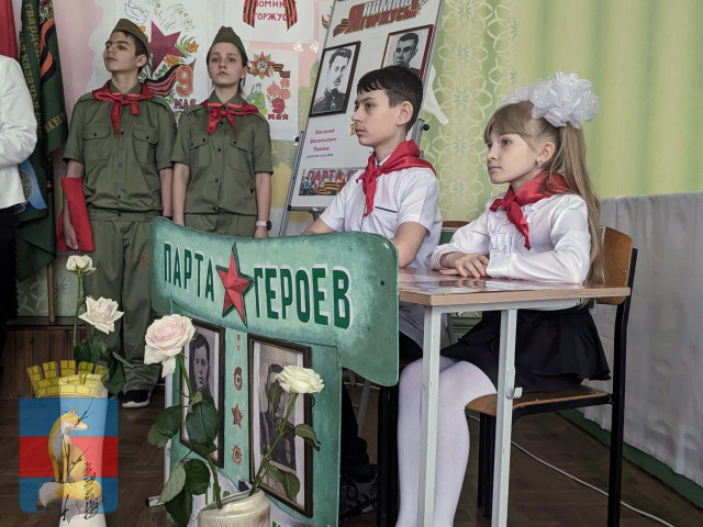 У школі Лисичанська відкрили "парту героїв" у дусі радянської пропаганди У школі Лисичанська відкрили "парту героїв" у дусі радянської пропаганди