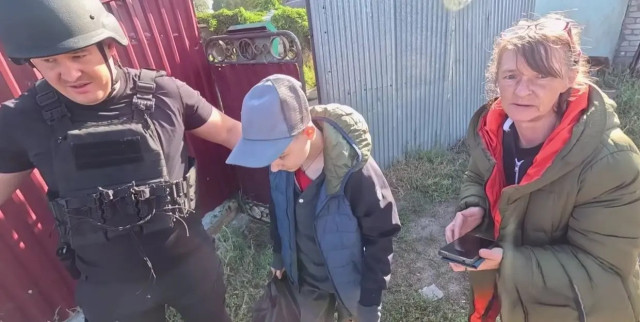 З прифронтової Ярової поліцейські евакуювали дві родини з дітьми З прифронтової Ярової поліцейські евакуювали дві родини з дітьми