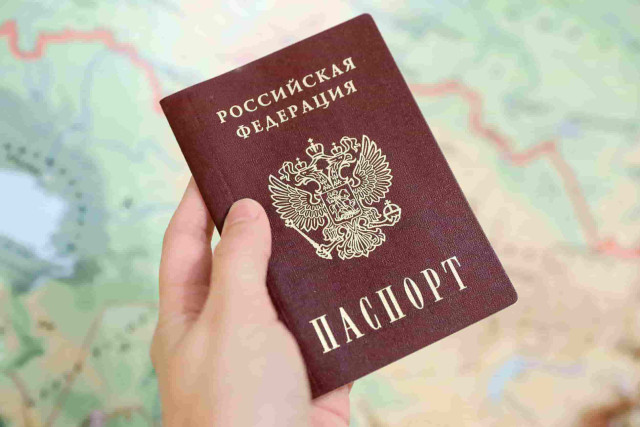 На окупованій Луганщині громадянам перестають надавати важливі послуги без паспорта РФ - Лисогор