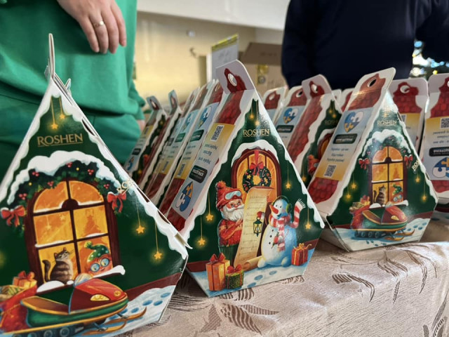 У Краматорську благодійники вітають дітей солодкими новорічними подарунками