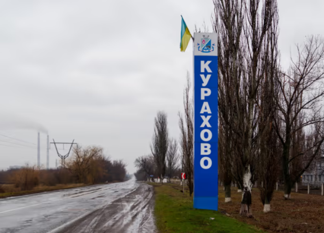 Через активні бойові дії Курахове закрили на в'їзд: мешканці не отримують гуманітарну допомогу Через активні бойові дії Курахове закрили на в'їзд: мешканці не отримують гуманітарну допомогу