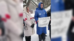 У окупованому Донецьку поклали квіти до стели "Росія" в памʼять про загиблих у Хорлах