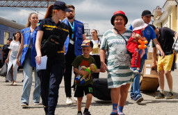 Закарпаття продовжує приймати переселенців: евакуаційний потяг із Донеччини прибув до Мукачева