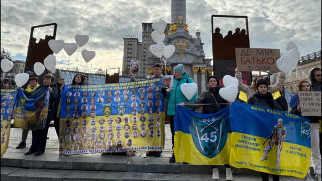 Дружини військових з Покровського напрямку вийшли під Кабмін: скандують "владу на нуль"