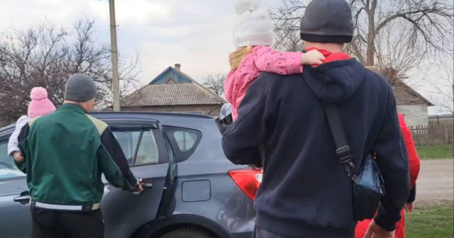 "Білі янголи" врятували родину з малюками з прифронтового села на Донеччині