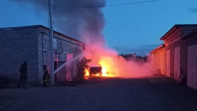 У Краматорську FPV-дрон ударив по цивільному автомобілю: горіла машина