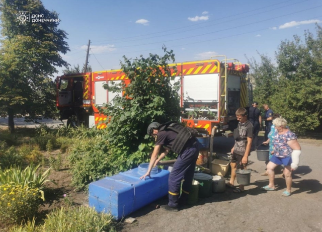 Мешканцям трьох населених пунктів Донеччини привезли 100 тисяч літрів води – ДСНС
