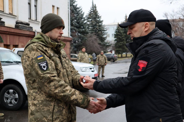 У Краматорську українським захисникам передали 6 пікапів