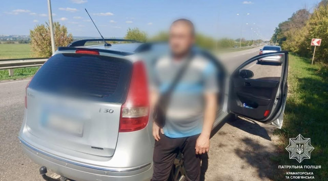 У Слов'янську водій намагався відкупитися від патрульних за 300 доларів У Слов'янську водій намагався відкупитися від патрульних за 300 доларів