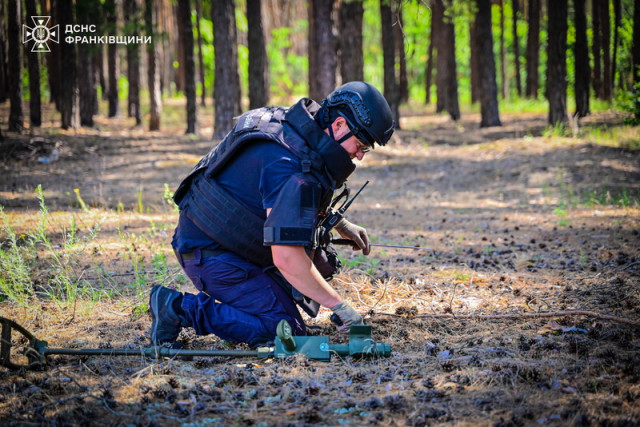 Піротехніки очистили від мін ще понад 12 гектарів Донеччини