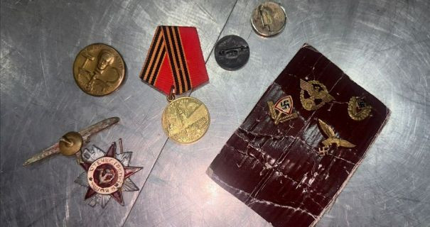 Мешканка Луганщини намагалася незаконно вивезти старовинні німецькі предмети