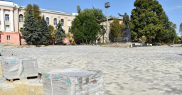 Росіяни повідомляють про реконструкцію площі в Амвросіївці: виправдовують вторгнення