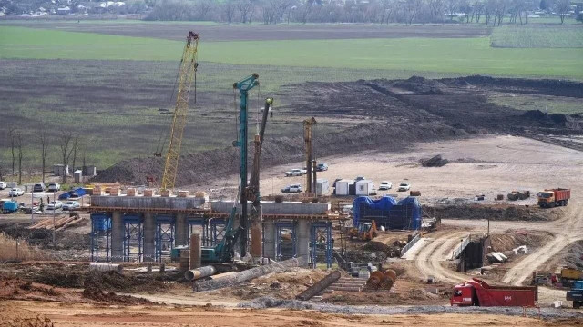 В Маріуполі росіяни будують об&rsquo;їзну дорогу навколо міста