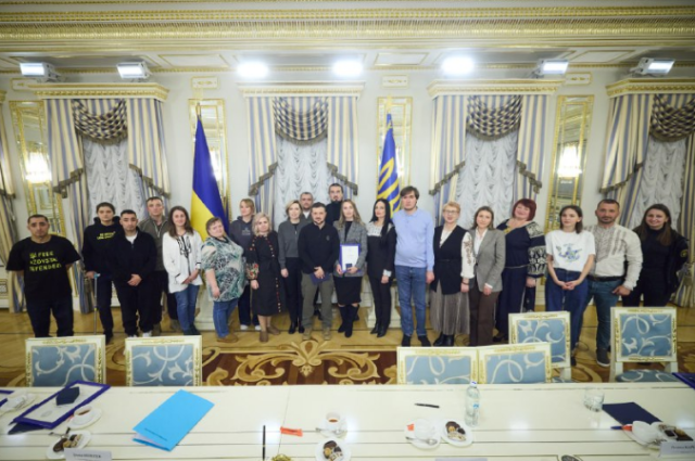 Двоє волонтерів з Донеччини отримали відзнаку «Золоте серце» - ОВА